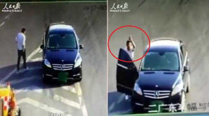 Clip: Người đàn ông che biển số, lùi ôtô trên cao tốc, vẫy tay chào camera