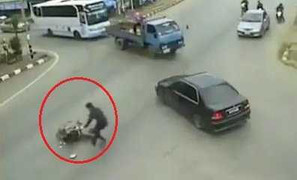 Clip: Xe máy tông ngã cụ bà rồi bỏ chạy, ôtô dừng lại giúp đỡ