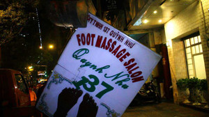 Video: Ông Đoàn Ngọc Hải cho tháo biển massage, cẩu 3 xe ô tô lấn chiếm vỉa hè