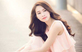 Sau ồn ào nói tiếng Anh không ai hiểu gì, Hoa hậu Thu Thảo vui tươi xuất ngoại