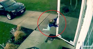 Mở cửa khi gió mạnh, bé gái bị thổi bay