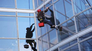 Ngã từ tầng 47 xuống đất, thợ lau kính sống sót kỳ diệu