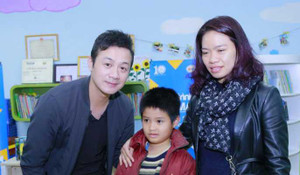 Vợ Trần Lập, MC Anh Tuấn xúc động trao quà cho bệnh nhi bị ung thư