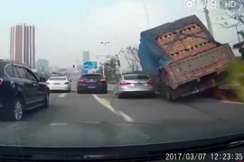 Liều lĩnh vượt ẩu, xe tải 'chôn' ô tô con trong núi gạch