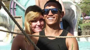 Cảnh sát UAE bắt giữ 2 du khách vì 'ăn cơm trước kẻng'