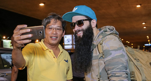 Đạo diễn 'Kong: Skull Island' lặng lẽ đến TP.HCM lúc nửa đêm