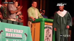 Trường tổ chức lễ tốt nghiệp sớm cho nam sinh có cha sắp qua đời