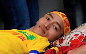 Rơi nước mắt hình ảnh CĐV tật nguyền vượt ngàn cây số cổ vũ SLNA