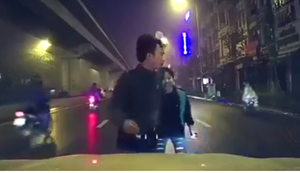 Lao vào đầu ôtô tự tử bất thành, nam thanh niên bị tát vào mặt