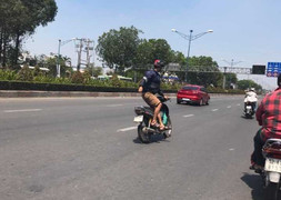 Thót tim với clip nam thanh niên đi xe máy vắt vẻo như 'lướt sóng' giữa phố