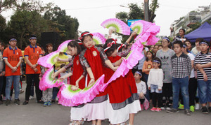 Biểu diễn nghệ thuật vì trẻ tự kỷ tại phố đi bộ Hồ Gươm