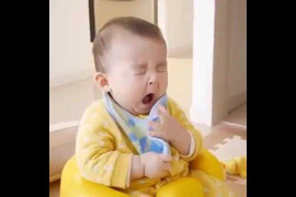 Clip: Bấn loạn trước biểu cảm siêu đáng yêu của cậu bé ngủ gật