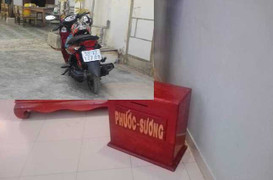 Đôi nam nữ vào chùa thắp hương, tiện tay 'chôm' luôn tiền công đức