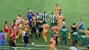 Cầu thủ, CĐV nổi điên, đánh nhau túi bụi trên sân