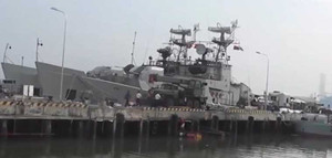 Ảnh hiếm quá trình nạp ngư lôi cho tàu săn ngầm Việt Nam