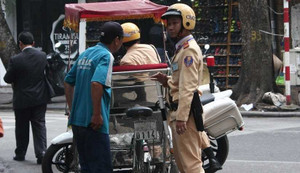 Hà Nội dẹp 'cướp' vỉa hè: Cái kết 'đắng' của tài xế xích lô dừng xe hút thuốc lào