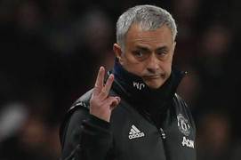 Man Utd bại trận, Mourinho còn bị cổ động viên Chelsea chế giễu
