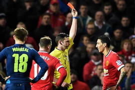 Trọng tài Michael Oliver trở thành nỗi ám ảnh của MU thế nào?