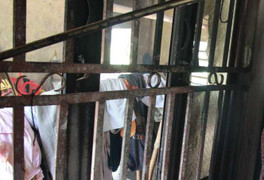 Nghi án vợ xích chân chồng vào cửa sổ, tẩm xăng đốt rồi tự tử