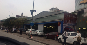 Showroom ô tô vẫn ngang nhiên chiếm dụng vỉa hè