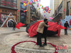 Chi 3,3 tỷ đồng mua thiên thạch hơn 30 tấn cầu hôn bạn gái