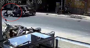 Clip: Thợ rửa xe lùi ôtô của khách bất cẩn, tông 2 xe máy ngã văng