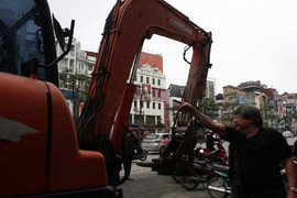 Hà Nội dẹp 'cướp' vỉa hè: Căng thẳng trong phá dỡ bậc tam cấp