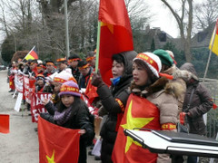 Người Việt tại Đức tưởng niệm sự kiện Gạc Ma trước Lãnh sự quán Trung Quốc ở Hamburg