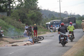 Ngã xuống đường, thầy giáo bị xe khách cán chết tại chỗ