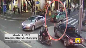 Clip: Cô gái vừa đi vừa vung tay ném tiền ra đường để... giải sầu