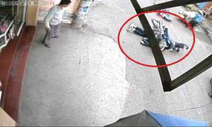 Clip: Phanh gấp giữa đường trơn, xe điện ngã ra đường bị xe máy lao tới cán