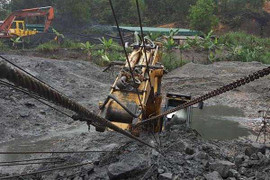 Cận cảnh giải cứu máy xúc 'khổng lồ' bị chôn sâu dưới bùn lầy ở Quảng Ninh