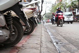 Hà Nội xóa bỏ vạch sơn chia vỉa hè còn 30 cm cho người đi bộ