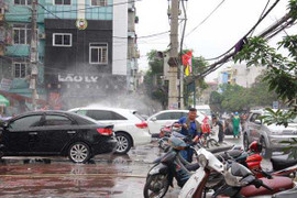 Hải Phòng: Tái diễn cảnh 'cướp' vỉa hè làm 'sân nhà'