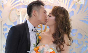 Mai Quốc Việt hôn vợ đắm đuối trong lễ cưới