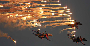 Những màn nhào lộn không tưởng của phi đội Nga huyền thoại sắp tới Việt Nam