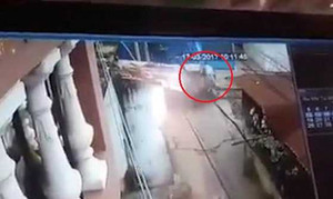 Clip: Chạy xe máy qua đường ray bị tàu hỏa kéo lê, chết tại chỗ