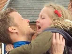 Giây phút cô bé đoàn tụ với cha khiến dân mạng bật khóc