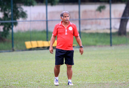 HLV Pháp: 'V-League khó nhằn quá, khắc nghiệt quá'