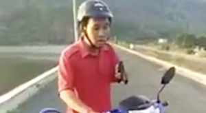 Phó phòng Nông nghiệp vừa lái xe vừa rút súng bắn người câu cá