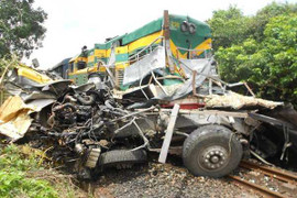 Tàu hoả đâm nát xe tải, hai người chết thảm: Hé lộ nguyên nhân ban đầu