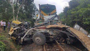 Tàu hoả đâm nát xe tải, hai người chết thảm