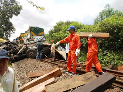 Video: Xe tải cố tình băng qua đường ray bị tàu tông nát, 2 người chết thảm