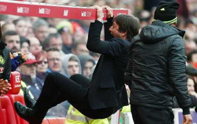 Antonio Conte 'quẩy' nhiệt, Arsene Wenger tiếp tục bị phản đối