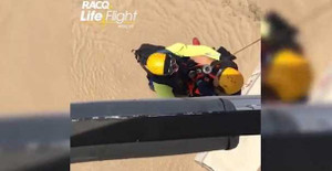 Clip: Cứu hộ đu dây từ trực thăng, giải cứu tài xế kẹt trong biển lũ