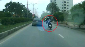 Clip: Thanh niên đầu trần phóng xe tít mù, lạng lách, tạt đầu ôtô và cái kết 'đắng'