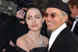 Hậu ly hôn, Angelina Jolie 'nhóm lại ngọn lửa tình' với chồng cũ nghiện ngập