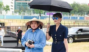 Mẹ Á hậu Trương Thị May: 'Mẹ nâng váy, xách hành lý cho con là bình thường'