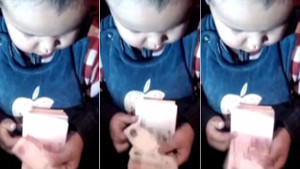 Ngỡ ngàng trước khả năng đếm tiền nhanh như máy của cậu bé 3 tuổi