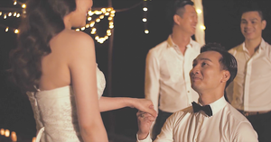 Video: Màn cầu hôn lãng mạn, hài hước của MC Thành Trung